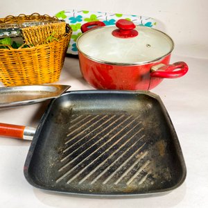 Lote de Olla Roja, Sartén Grill, Bandejas y Cesta con Recipiente de Vidrio - imagen 2