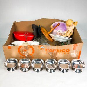 Lote Variado: Fuentes, Copas y Tazas Metálicas, Adornos Vintage - imagen 2