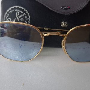 Anteojos de Sol Ray-Ban Hexagonal Dorados con Estuche - imagen 8