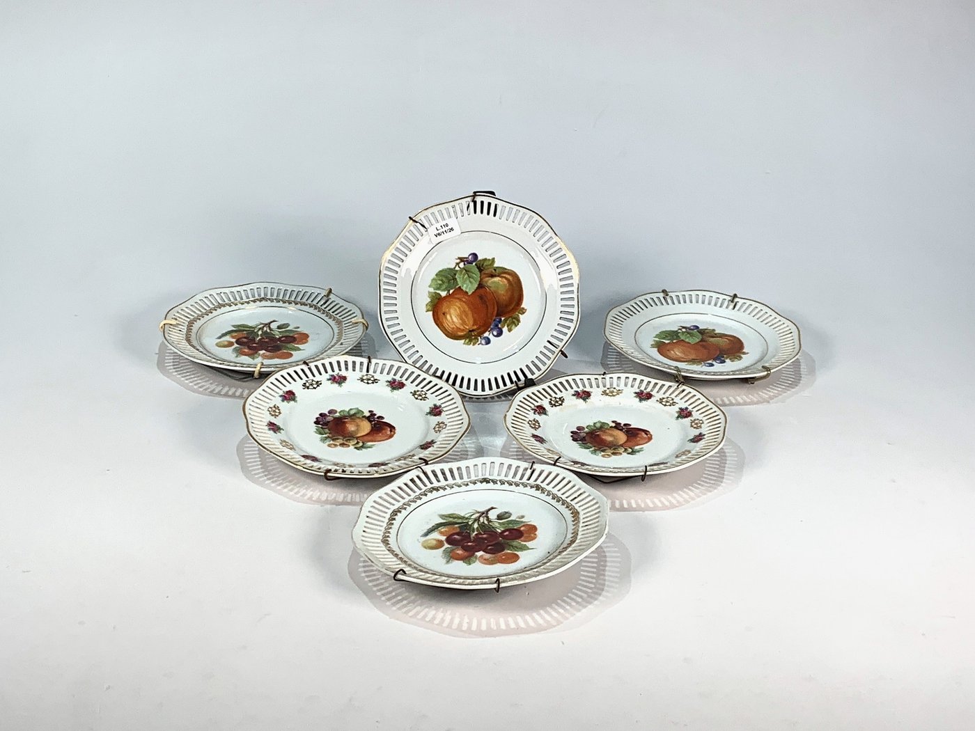Seis Platos de Porcelana Blanca con Decoración de Frutas y Borde Calado