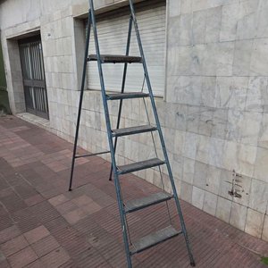 Escalera Metálica Plegable de 5 Peldaños - imagen 3