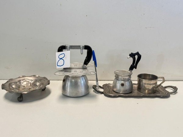Cafetera y tazas de cerámica con bandejas de plata - imagen 2