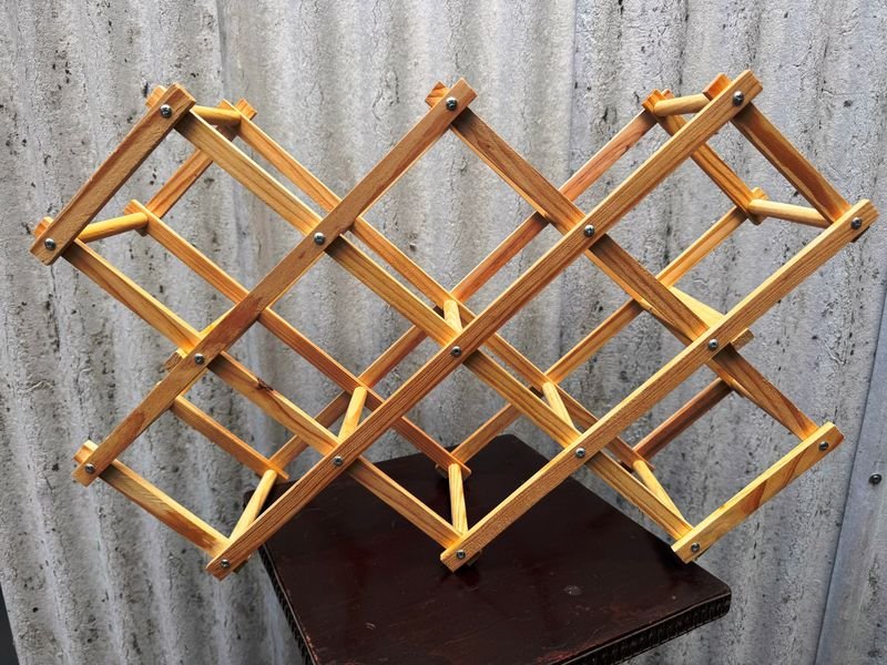 Lote siguiente: Estante plegable de madera para vino