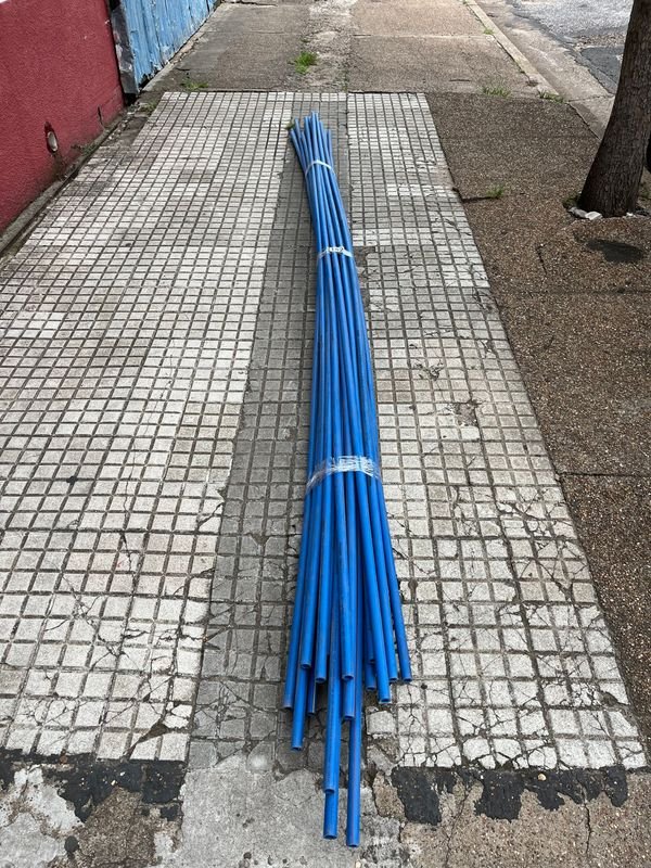 Lote siguiente: Tuberías de metal azul para industria