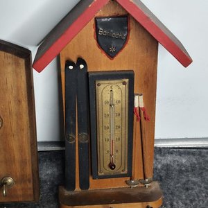 Dos Portallaves Decorativos: Caballo en Madera y Bronce y Motivo Bariloche con Termómetro - imagen 4