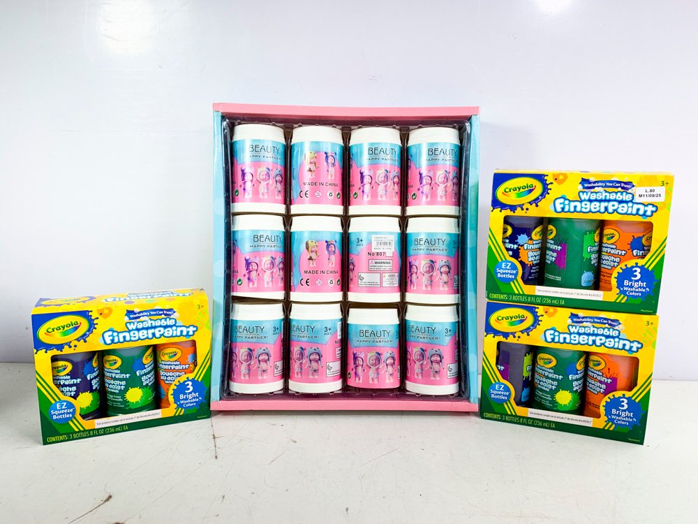 Lote anterior: Nueve frascos de pintura para uñas y Doce Muñecas en lata