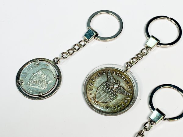 Llaveros con monedas diferentes, réplicas americanas y peruanas - imagen 2
