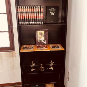 Biblioteca de Madera Oscura con 4 Estantes y Detalles Decorativos - imagen 2