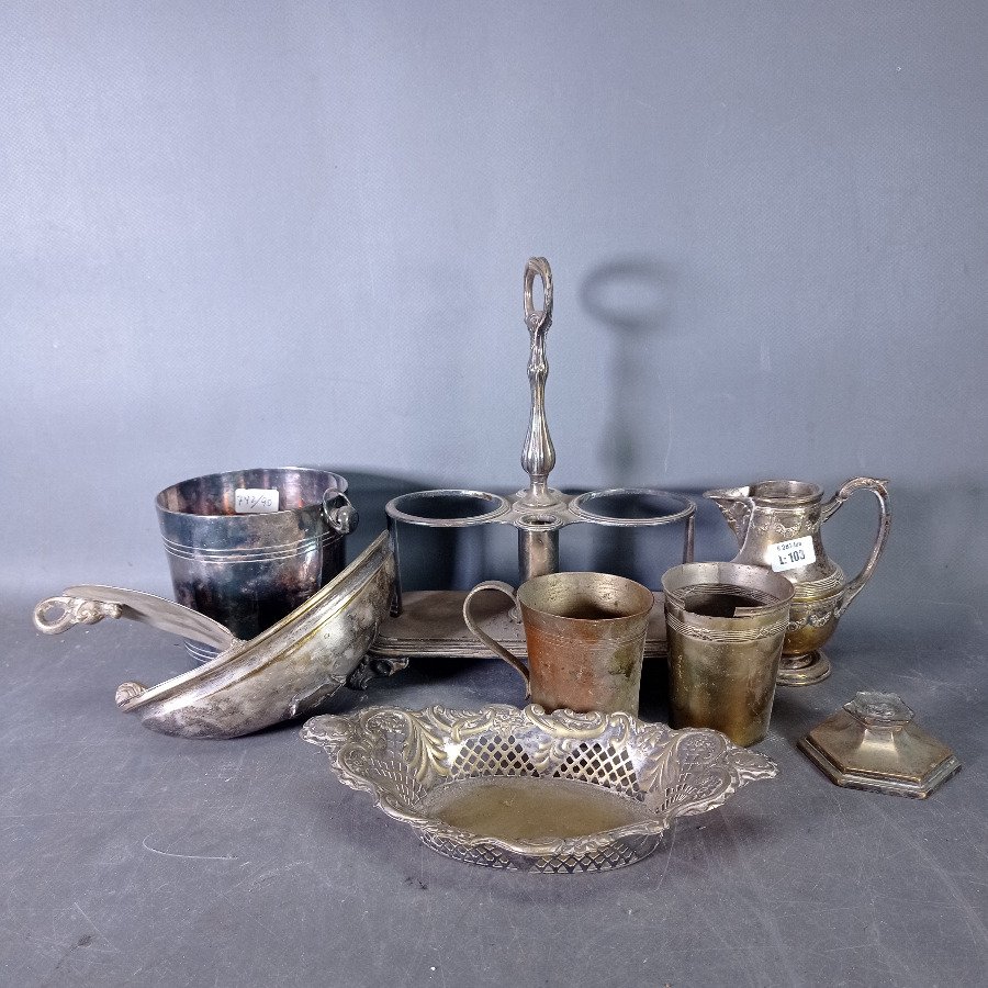 Lote de 8 piezas de platería: hielera, jarritos, centro de mesa y más