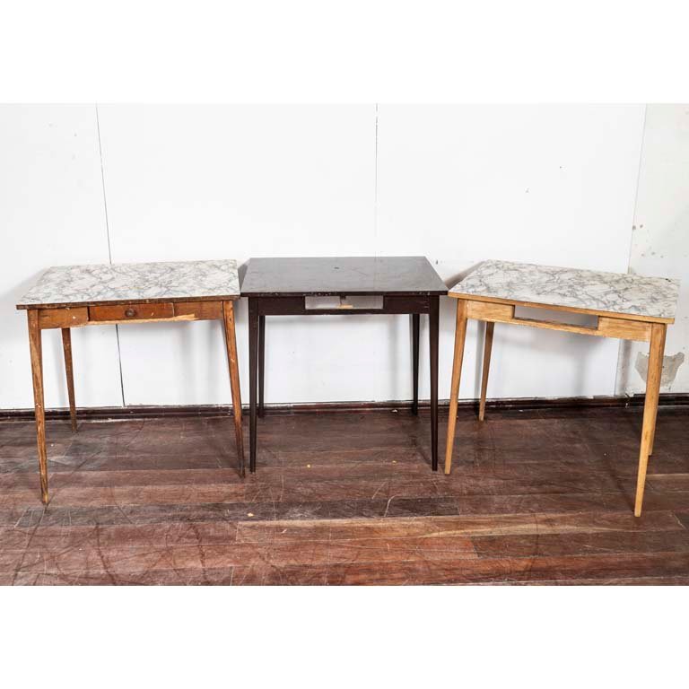 Lote anterior: Muebles de madera con detalles en la superficie y encapado