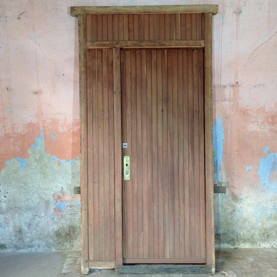 Lote anterior: Puerta interior de cedro con marco y paños ciegos