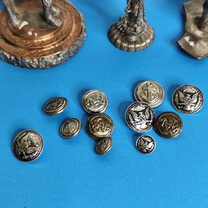Lote de 11 Botones Navales y otros pequeños en metal, 2 porta pinchos franceses sellados - imagen 6
