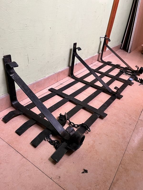 Antigua Ganchera de Hierro Reforzada