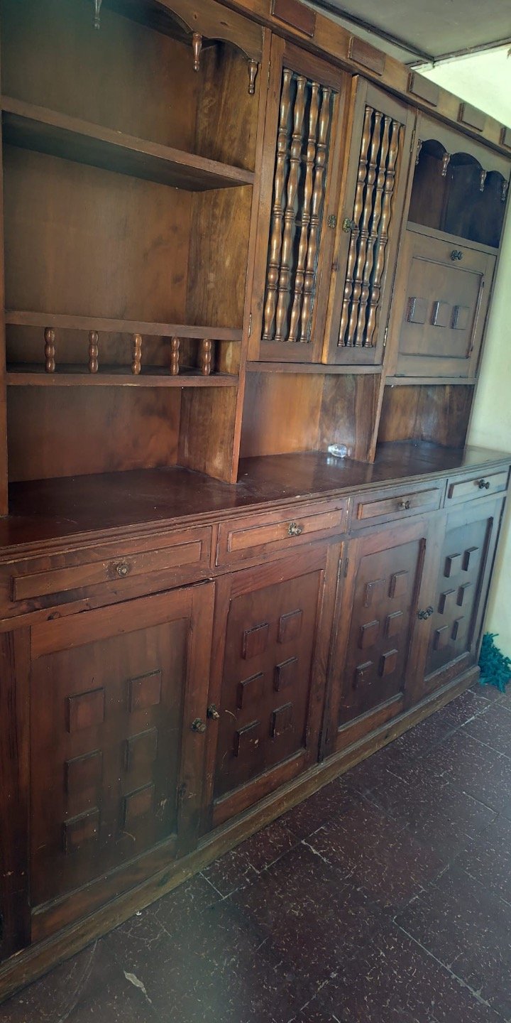 Mueble Modular de Madera Oscura con Estantes y Puertas