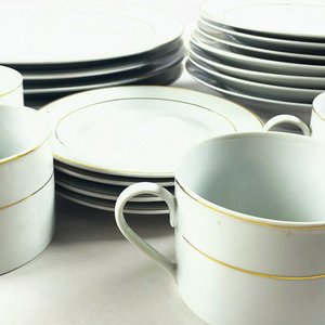 Juego de Porcelana Blanca con Borde Dorado: Platos y Tazas - imagen 3