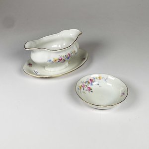 Dos piezas de porcelana checa, salsera y centrito decoración floral - imagen 1