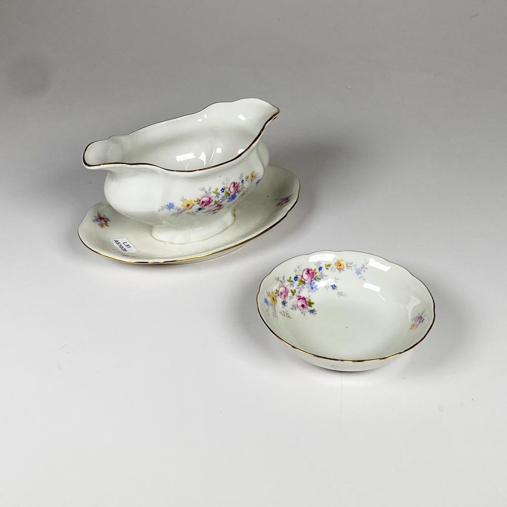 Dos piezas de porcelana checa, salsera y centrito decoración floral