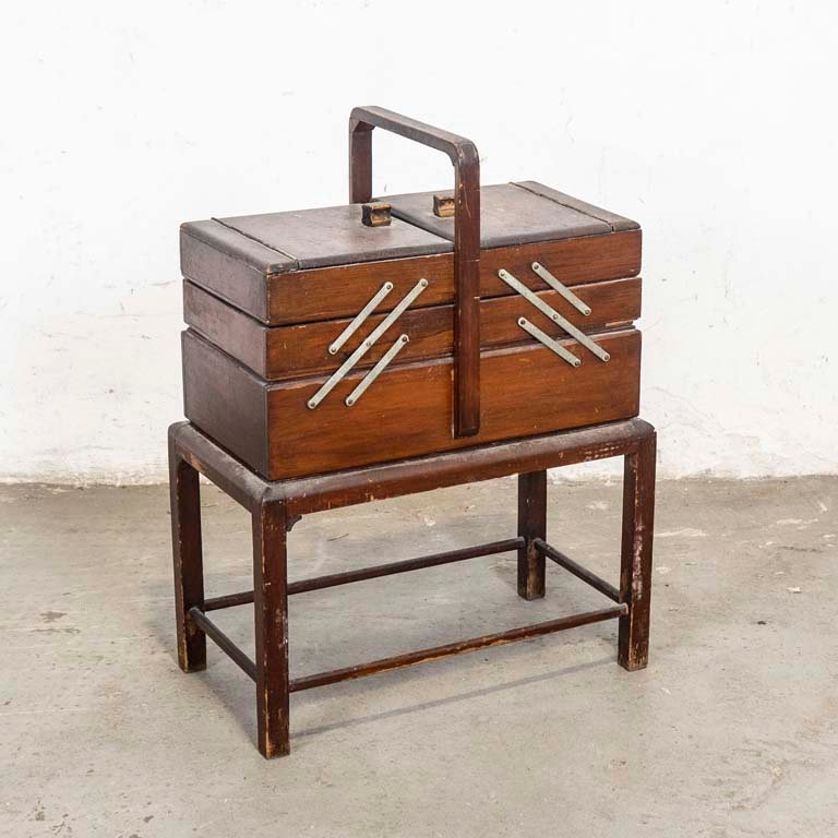Lote anterior: Costurero de pie desplegable oriental para lustrar y detalles