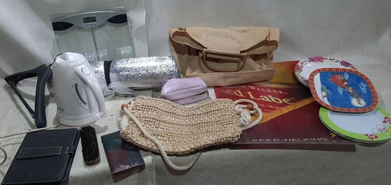 Lote siguiente: Caja de platos de melamina y accesorios