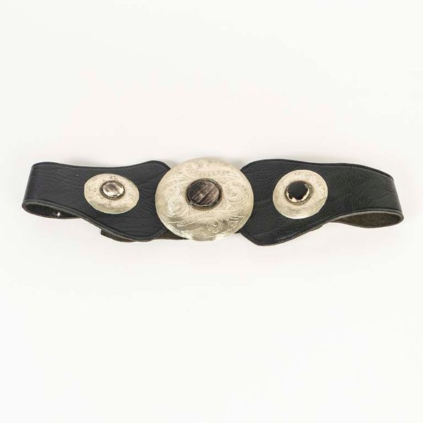 Cinturón de Cuero Negro con Apliques Metálicos Grabados