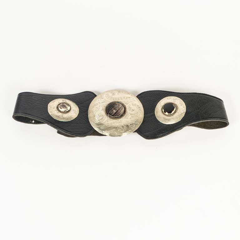 Cinturón de Cuero Negro con Apliques Metálicos Grabados