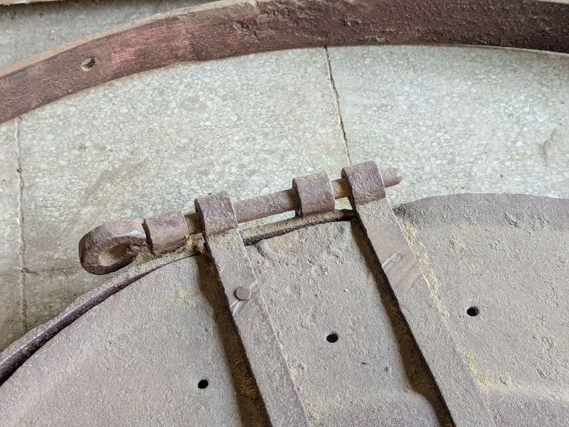 Brocal en hierro trabajado para aljibe con tapa abatible - imagen 6