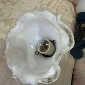 Colgante de tres luces con tulipas de vidrio blancas - imagen 4