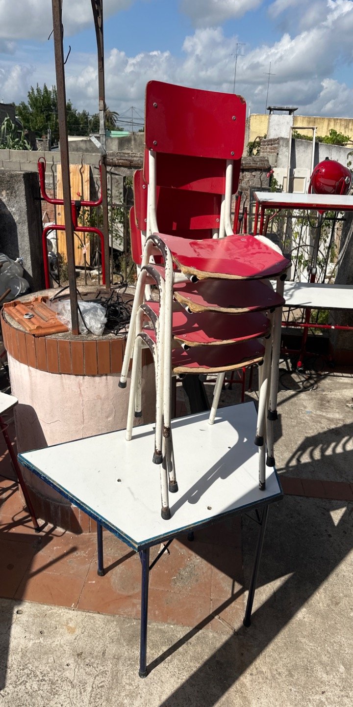 Lote anterior: Mesa y sillas de jardín en buen estado