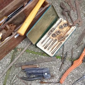Cajón de Madera con Herramientas Varias: Mechas, Martillo, Terrajás, Llaves, Pinza y Destornilladores - imagen 3