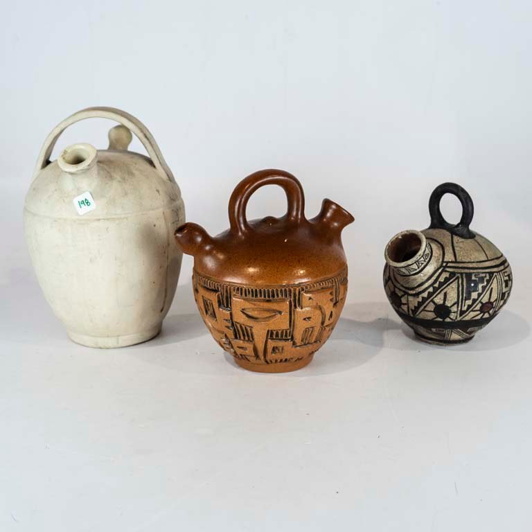 Lote anterior: Tres botijos de cerámica decorativos