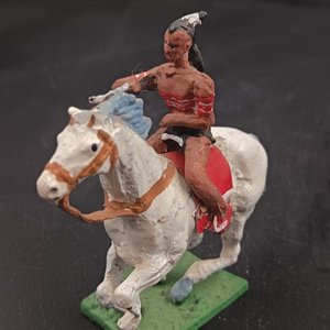 Figura de Indio a Caballo en Posición de Ataque - imagen 2