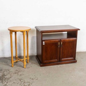 Lote siguiente: Mueble de TV Rodante con Puertas y Mesita Circular