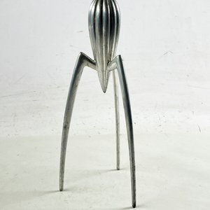 Lote siguiente: Exprimidor de Cítricos Alessi "Juicy Salif" Diseño Philippe Starck en Metal Italiano