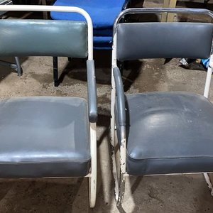 Lote anterior: Par de Sillones con Apoyabrazos Metálicos y Tapizado Gris