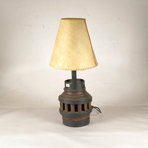 Lámpara de Mesa Rústica de Hierro y Madera (Masa de Carreta) - imagen 1