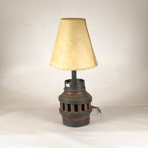 Lámpara de Mesa Rústica de Hierro y Madera (Masa de Carreta) - imagen 1