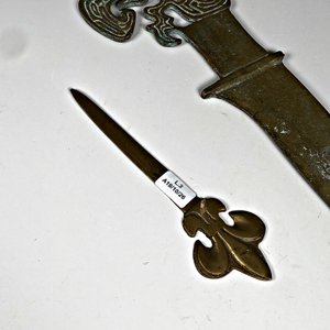 Dos Abrecartas de Bronce Labrado, Uno Grande - imagen 4