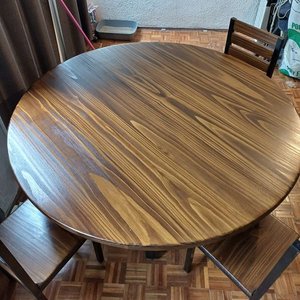 Lote siguiente: Juego de Comedor: Mesa Redonda de Madera Maciza y 3 Sillas