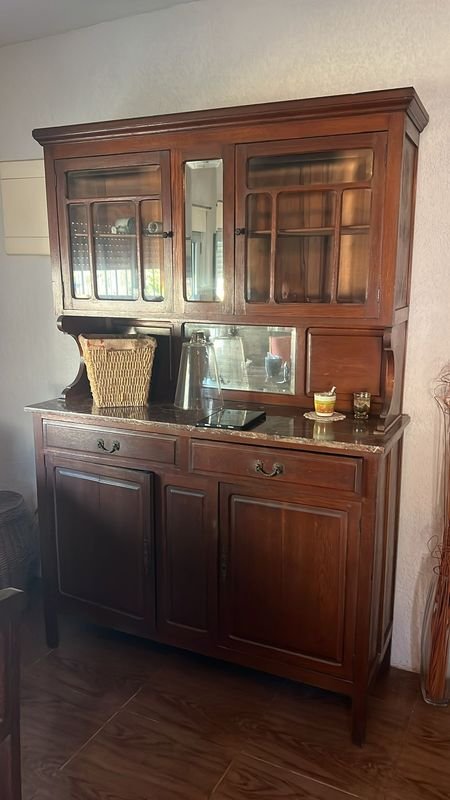 Aparador en Roble y Marmol - Unidad de almacenamiento con diseño antiguo