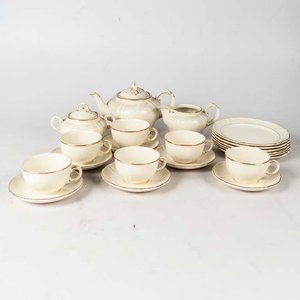 Lote siguiente: 21 Piezas de loza Villeroy and Boch, color crema, borde dorado. Piezas craqueladas, un plato con cascadura Medidas: 14 cm