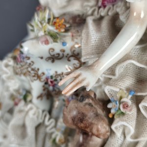 Figura de Porcelana Capodimonte: Dama con Perro y Detalles Florales - imagen 8