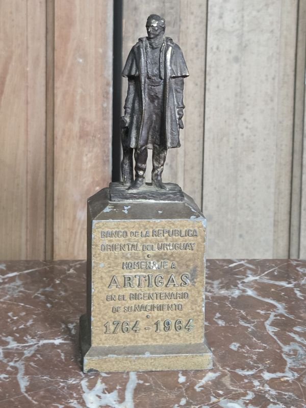 Estatuilla Conmemorativa José Gervasio Artigas Bicentenario Banco República 20cm Firmada Zorrilla - imagen 1