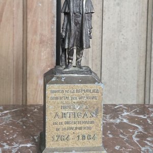 Lote anterior: Estatuilla Conmemorativa José Gervasio Artigas Bicentenario Banco República 20cm Firmada Zorrilla