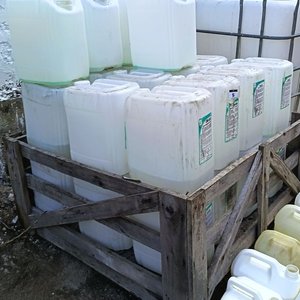 Jaula de Madera con 50 Bidoners de Plástico de Diferentes Volumenes de 5,  10 y 20 lts. - imagen 5