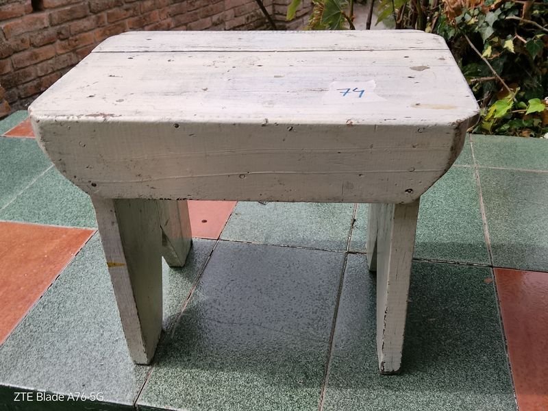 Banco de madera antiguo con detalles rústicos - imagen 3
