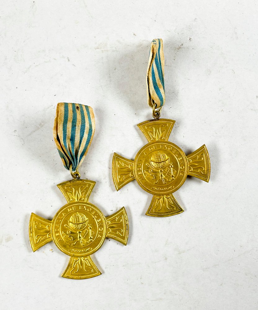 Dos medalla de la Excelencia