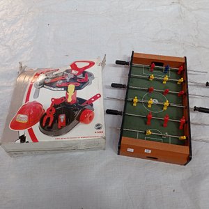 Dos piezas: futbolito de mesa y juego de herramientas para niño. - imagen 2