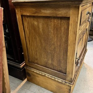 Mesita de Luz Antigua de Roble Tallado con Cajón y Puerta - imagen 2