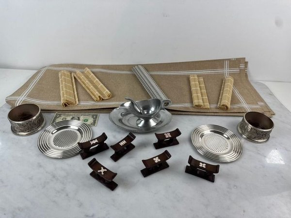Lote siguiente: Conjunto de accesorios de mesa en plata y bambú