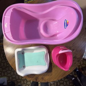 Lote siguiente: Set de Baño Infantil: Tina Rosada, Soporte Antideslizante y Reductor Fucsia